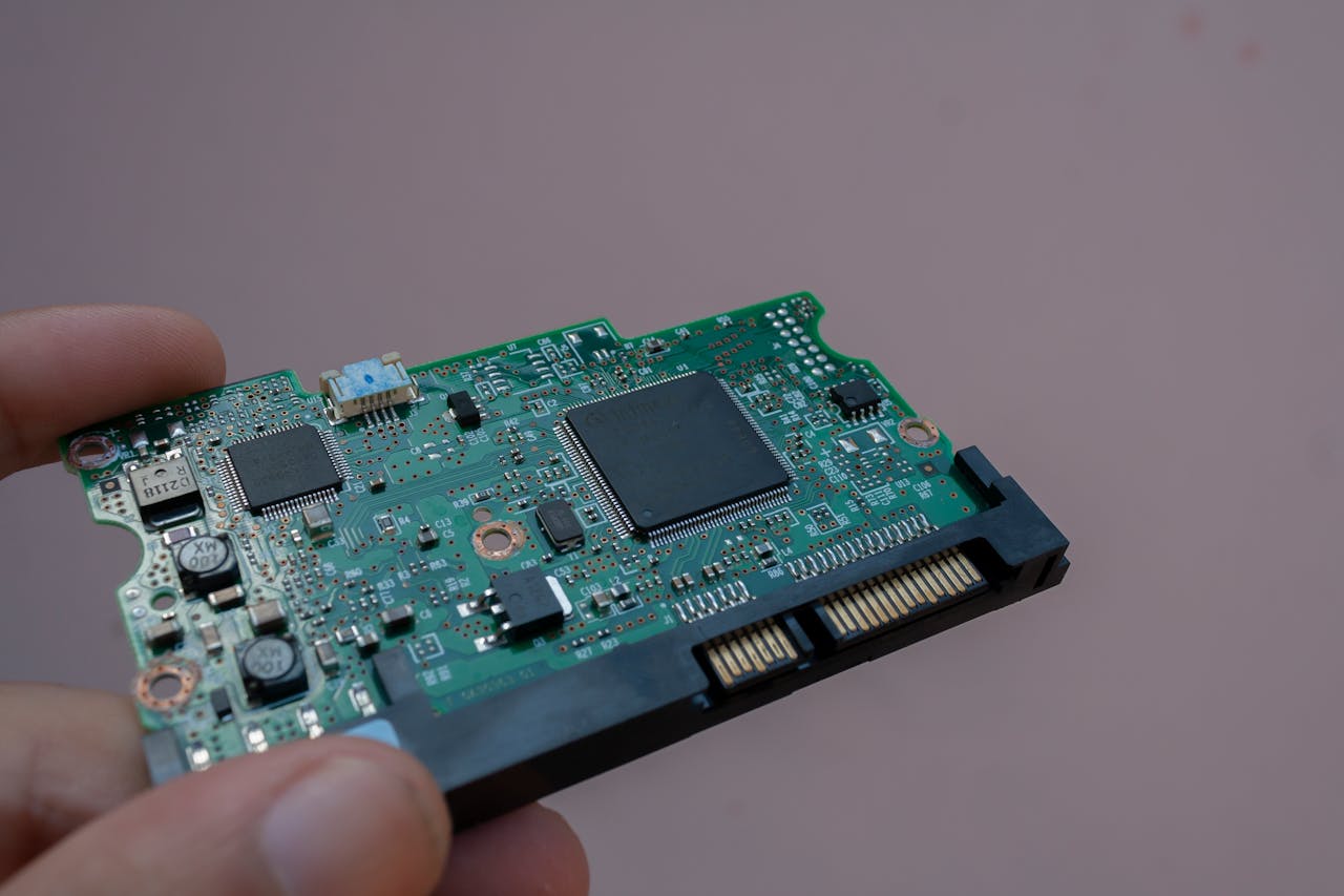 Detailed view of a hard drive circuit board showing components and connections in Mérida, Venezuela.